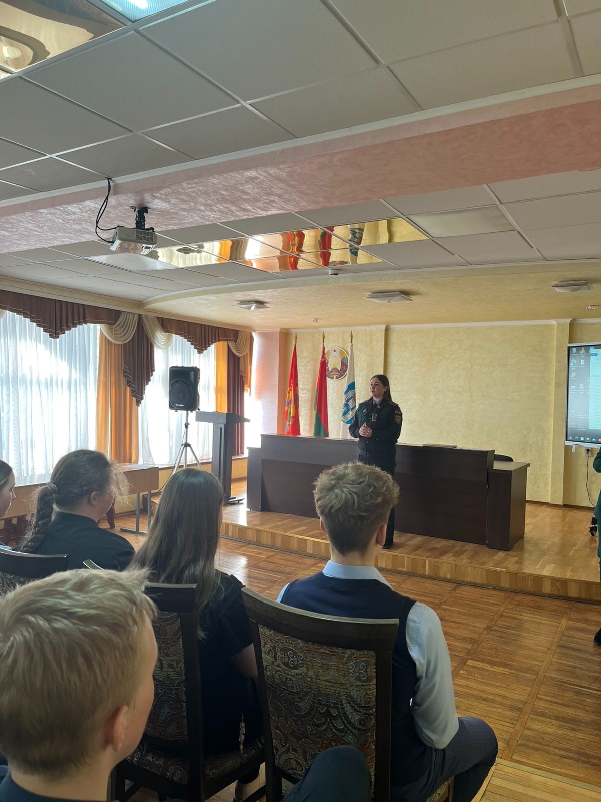 18 марта с учащимися учебного заведения проведена профилактическо-разъяснительная беседа с участием о/у ОПК КМ и УИ ИДН Ленинского РУВД г. Могилева.