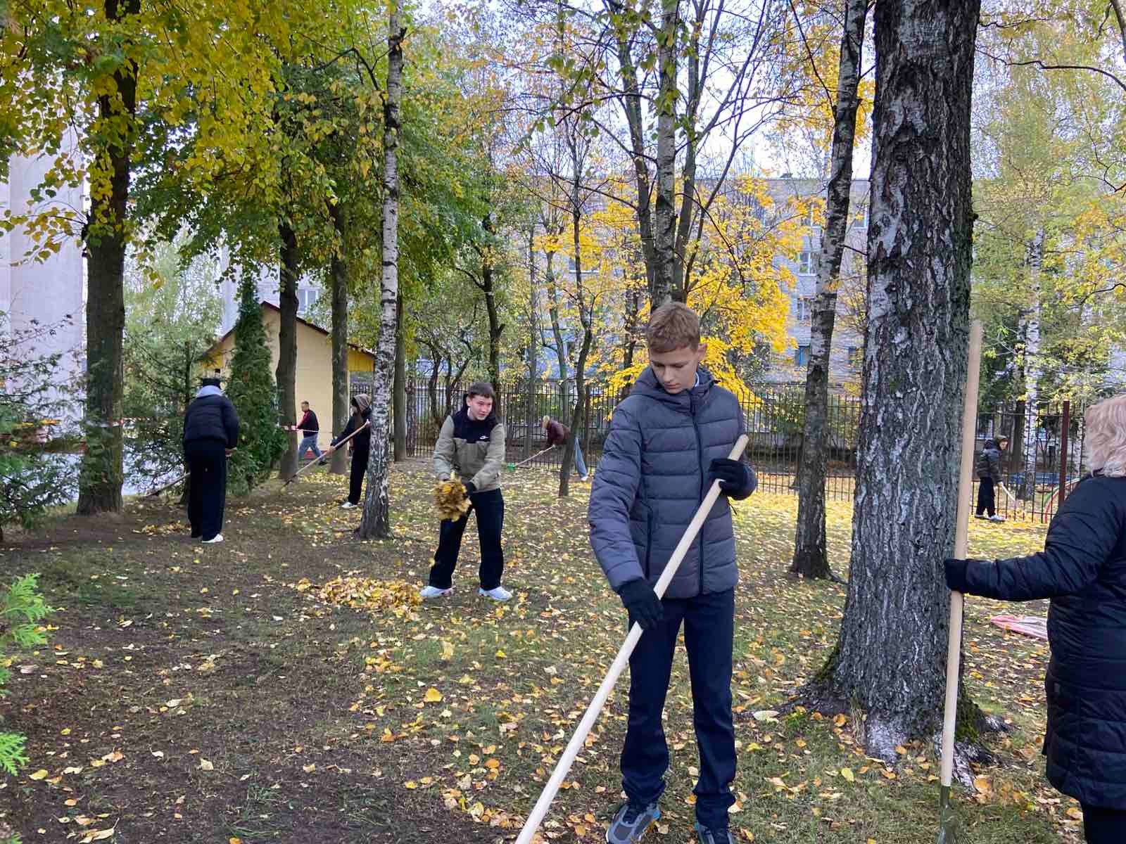Учащиеся проживающие в общежитии активно помогают в благоустройстве территории.